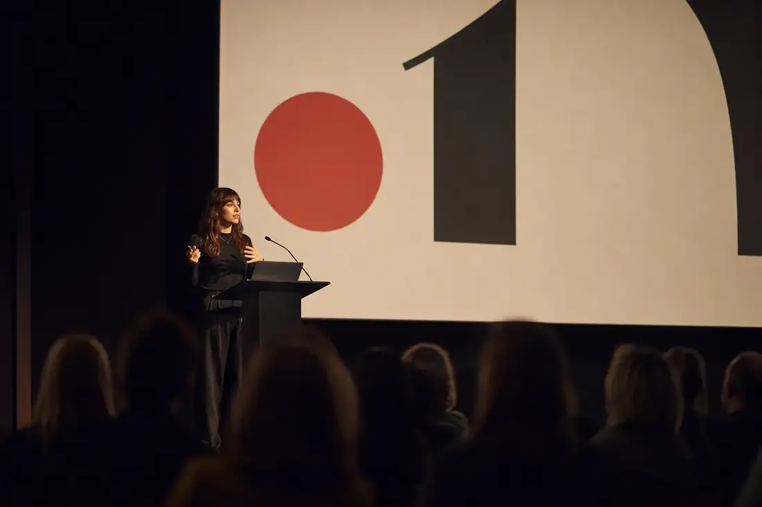 Maya Voss — Palestra no palco com projeção